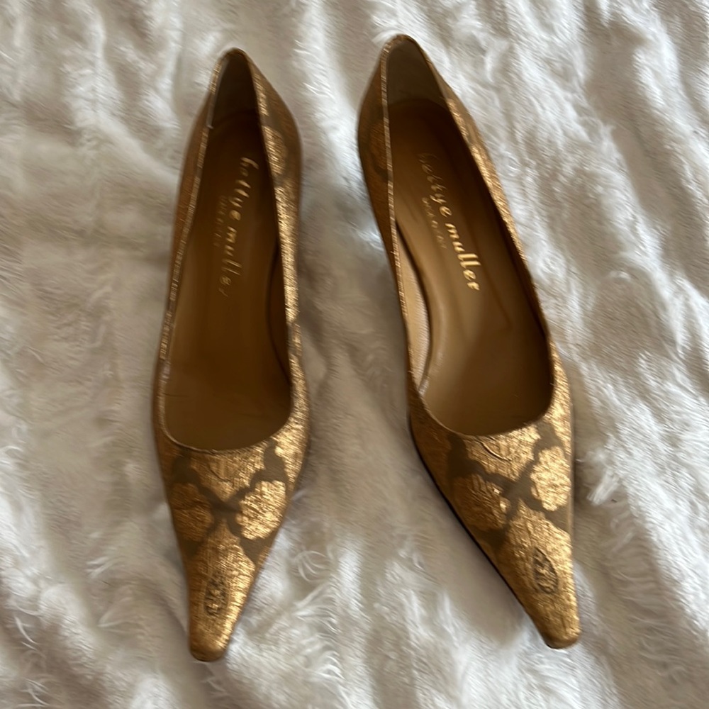 Gold pointy heels